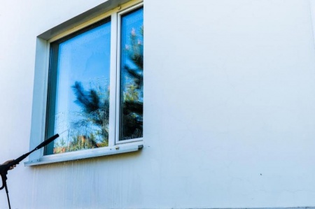 Faut-il laver ses vitres soi-m&ecirc;me ou confier ce nettoyage &agrave; domicile ?